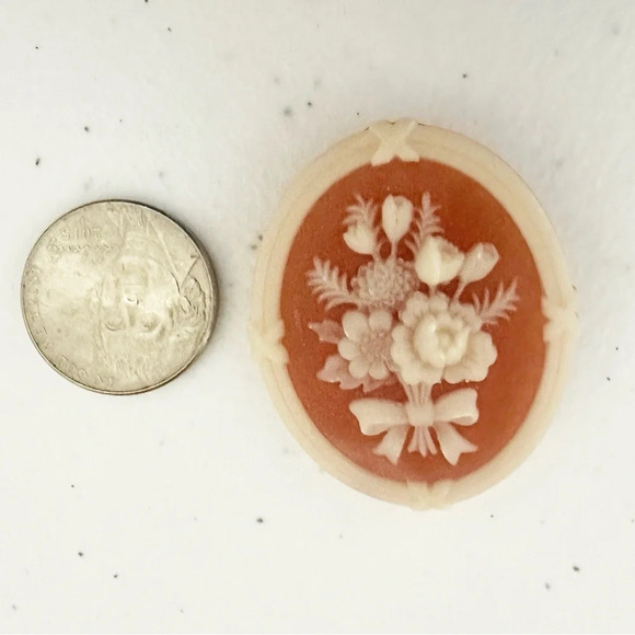 Retro Avon Jewelry  1982 Flower Cameo  Brooch - Picture 4 of 4